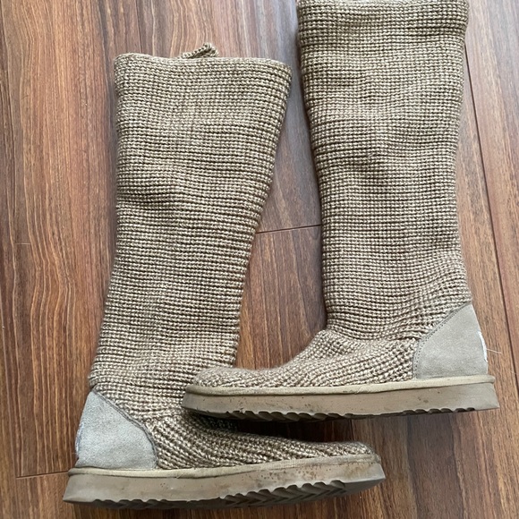 Ugg’s Classic Cardy - Picture 2 of 9